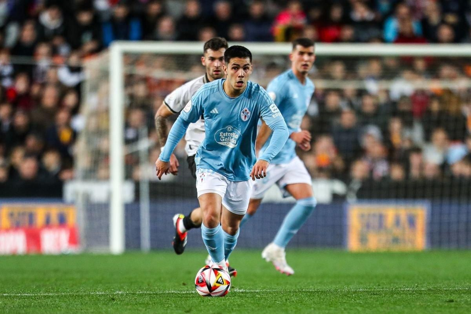 Hugo Sotelo avanza con el balón en el partido disputado ayer en el estadio de Mestalla.