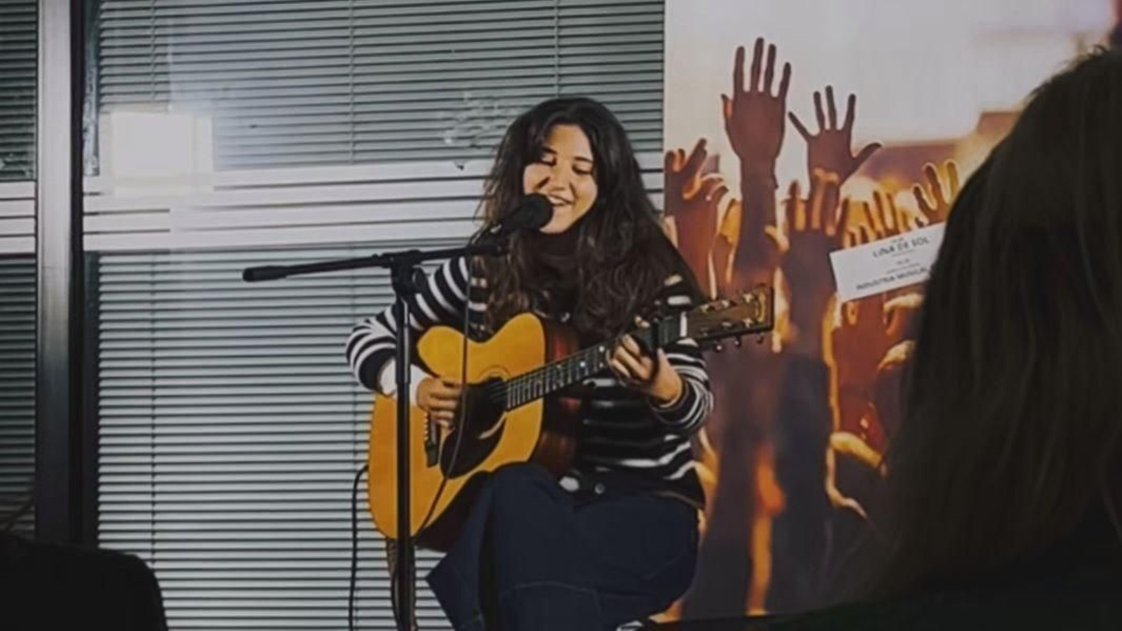 Lina de Sol con su guitarra en la UVigo. // Instagram