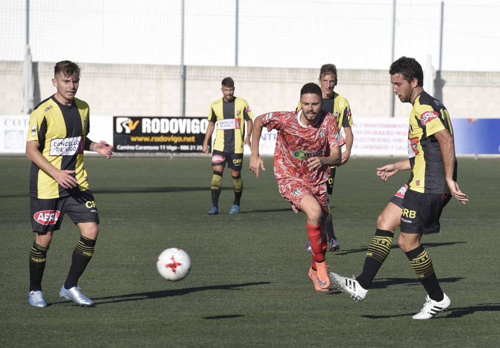 El Rápido de Bouzas encajó ayer su primera derrota del curso tras ganar sus dos primeros partidos de liga.