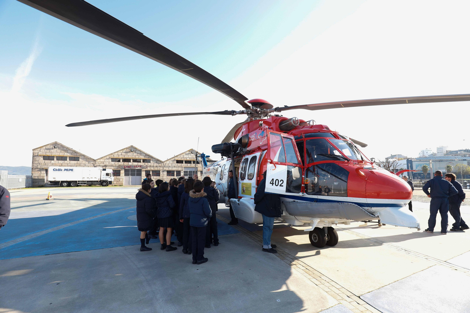 El "Helimer 402" realizó un espectacular aterrizaje en la estación marítima del puerto de Vigo.
