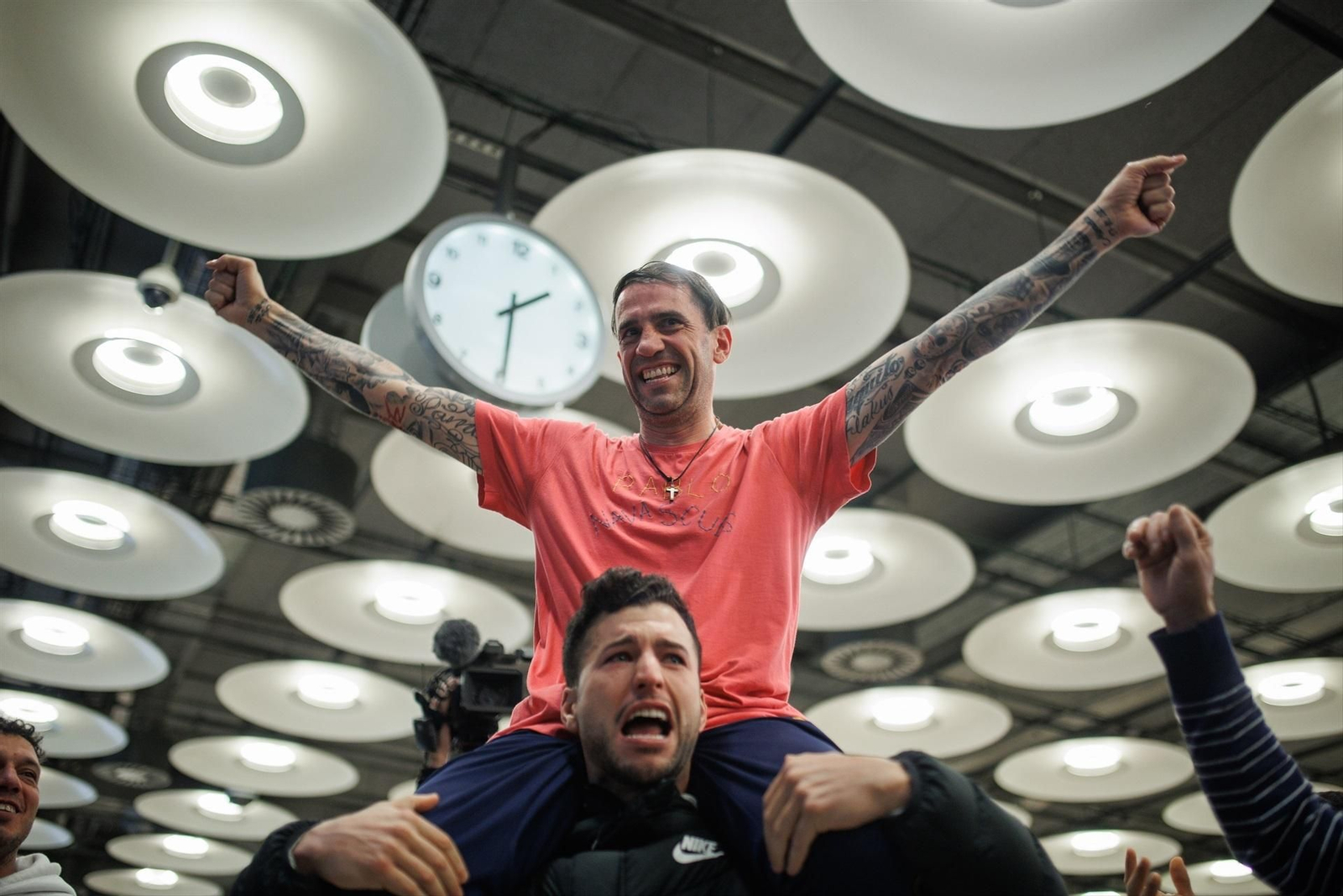 Caluroso recibimiento a Santiago Sánchez a su llegada a España tras ser liberado por Irán.