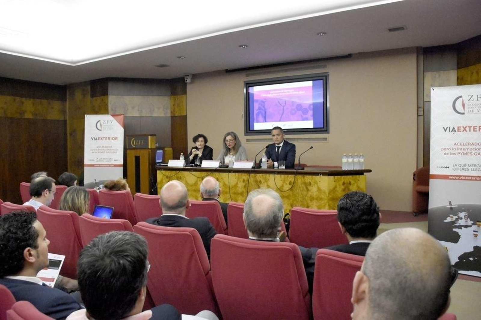 Débora Ramonde, Teresa Pedrosa y Alberto Borrego ayer en Zona Franca.