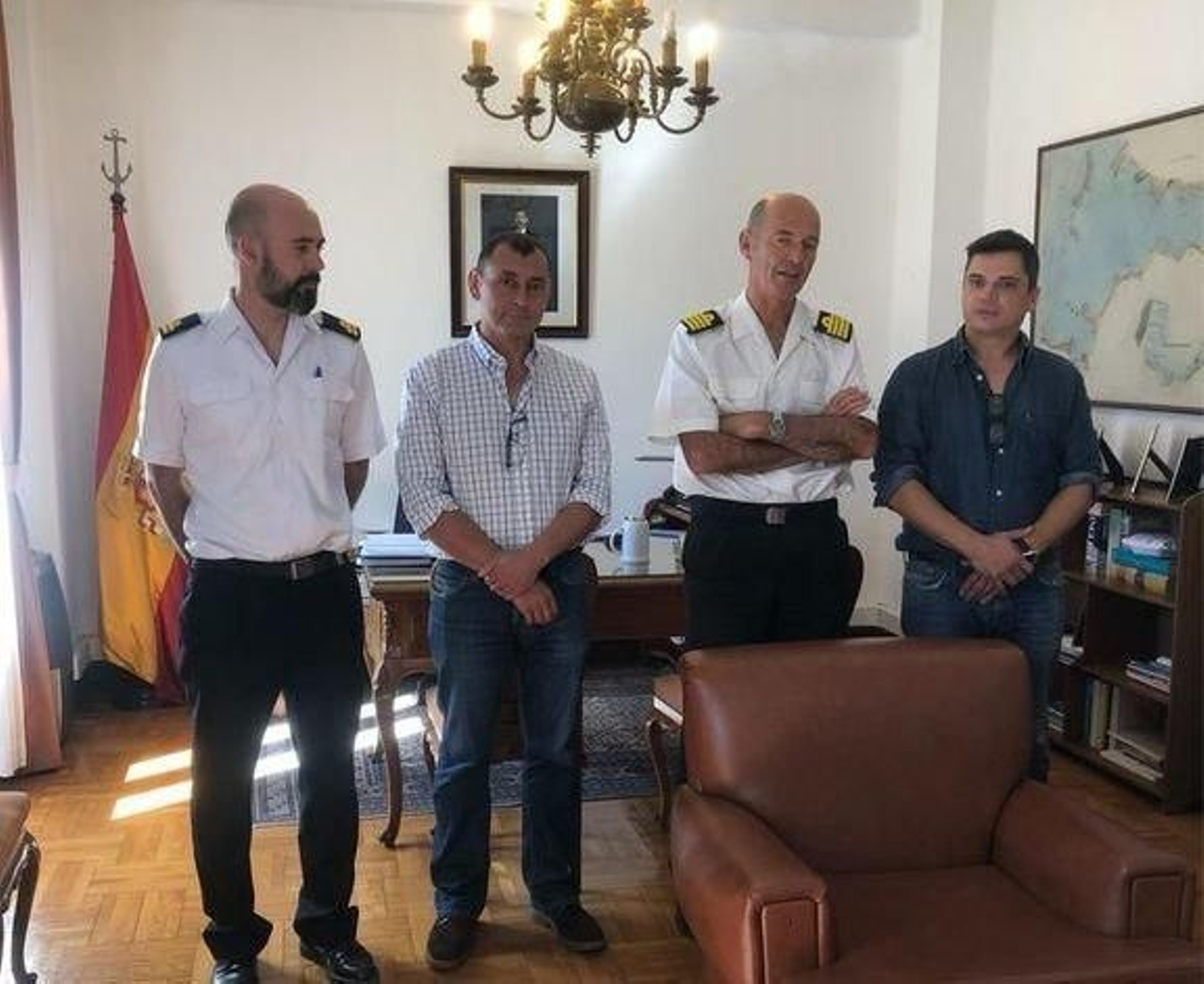 Los responsable de la organización del Día del Remo durante la reunión con los representantes de la Armada.
