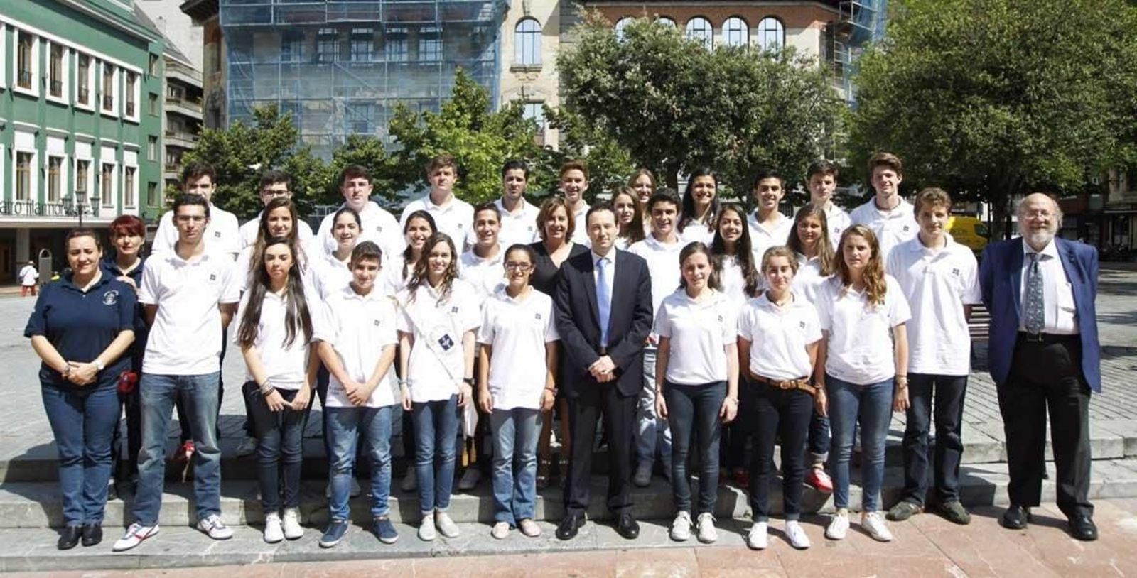El encuentro con los jóvenes se celebró en el Palacio Conde de Toreno, en la ovetense Plaza de Porlier.