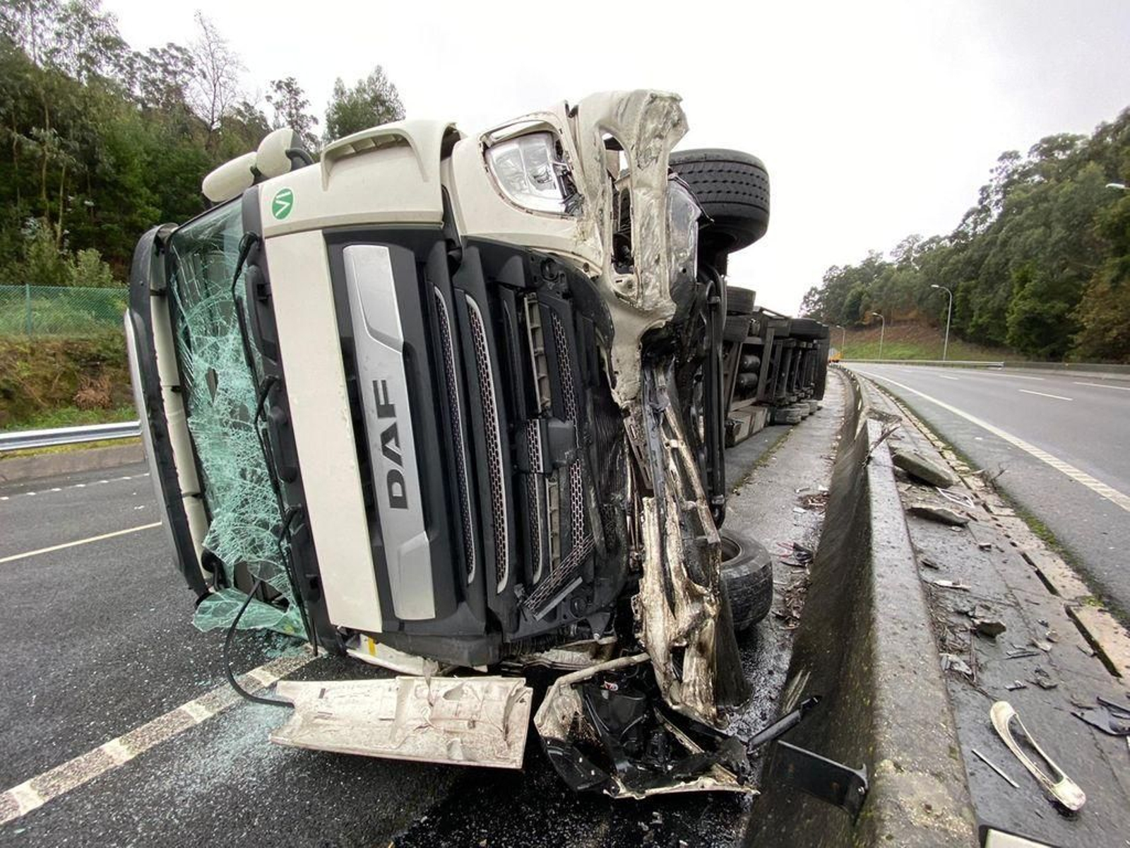 Cortado un carril de la AP-9 en Vigo después de volcar un camión en los túneles de A Madroa 2