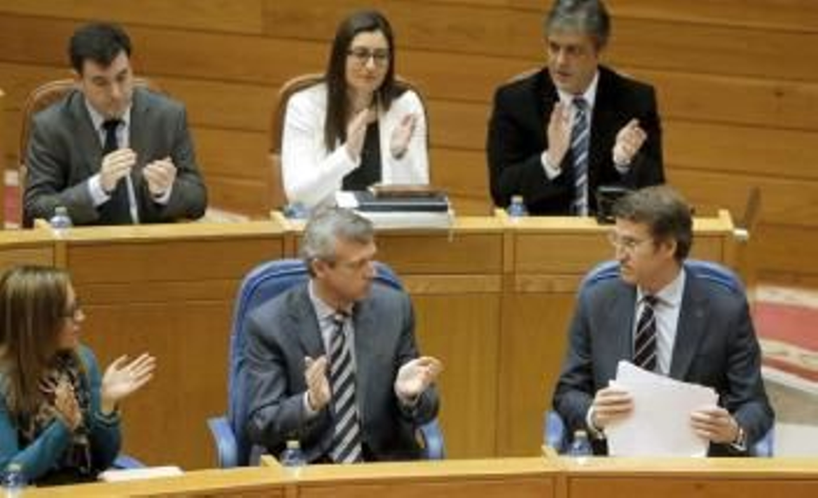 Diputados del PPdeG aplauden una de las intervenciones de Núñez Feijóo en el pleno del Parlamento autonómico.