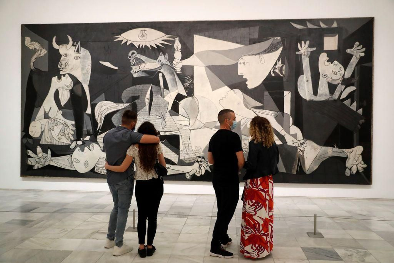 Varias personas observan "El Guernica" de Pablo Picasso en el museo Reina Sofía.