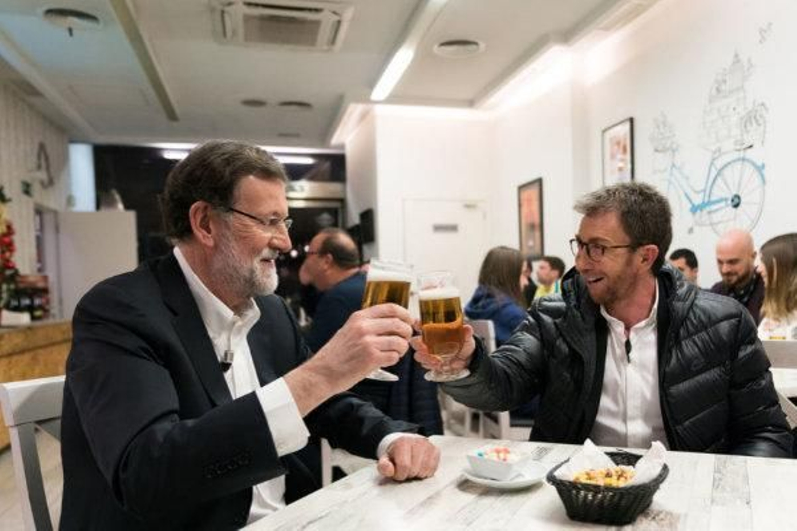 Mariano Rajoy y Pablo Motos salen a tomar una cerveza en directo. Antena 3