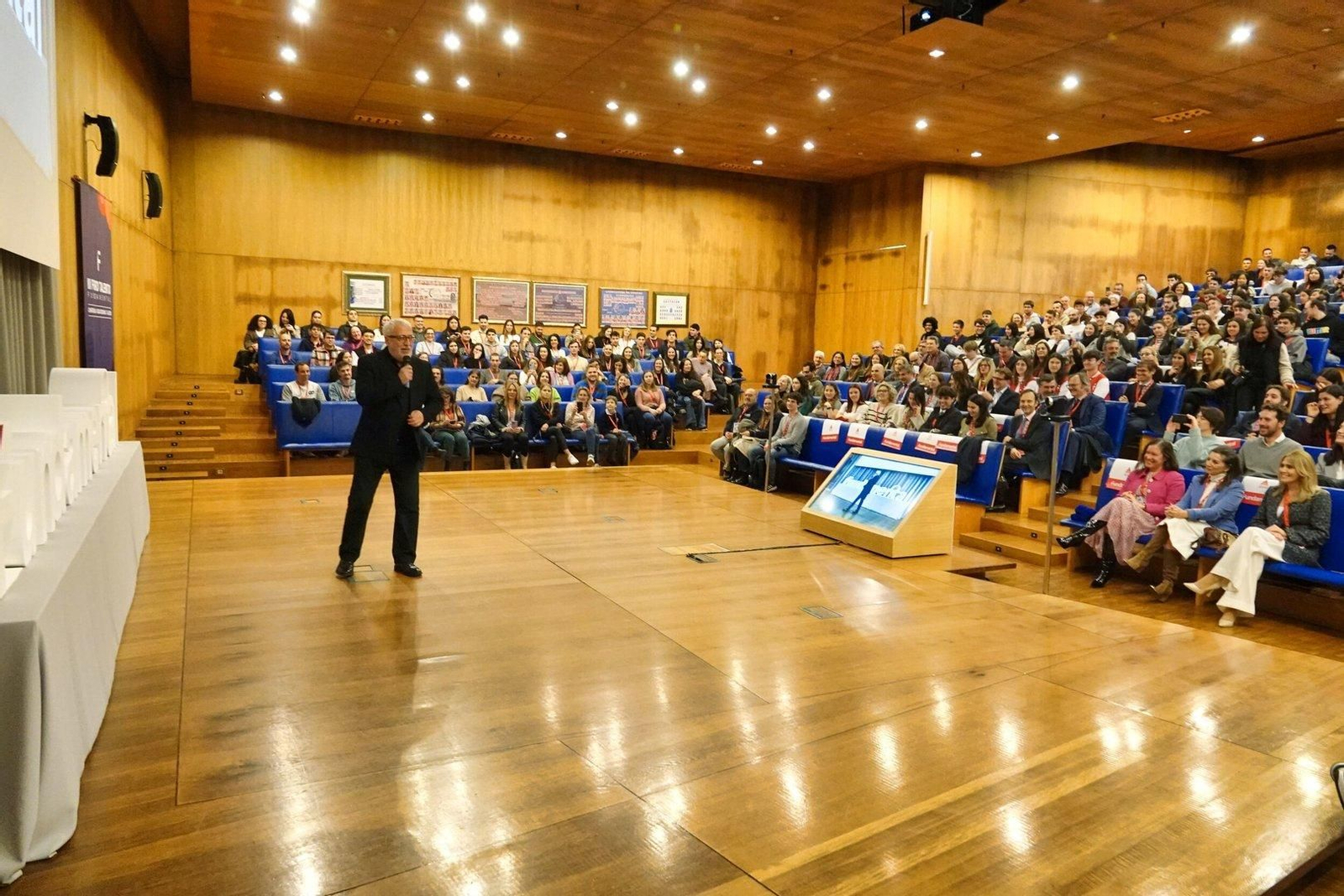 Leo Harlem en la feria empresarial en la facultad de económicas de la UVigo.