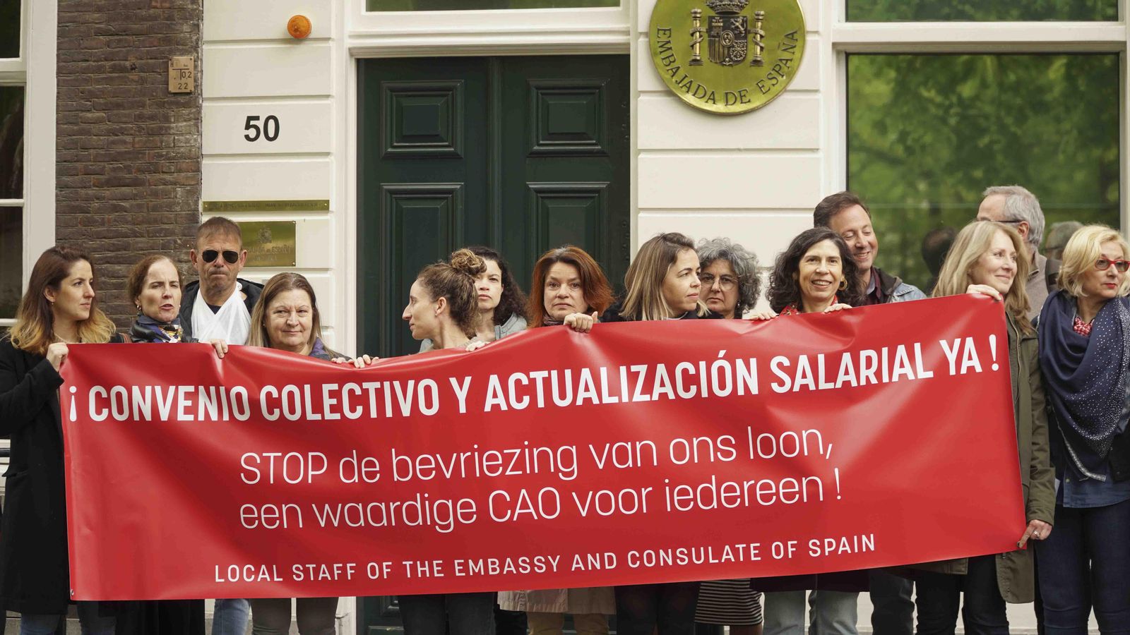 El personal laboral del servicio exterior español en Países Bajos manifestándose delante de la Embajada de España. EFE/ Imane Rachidi