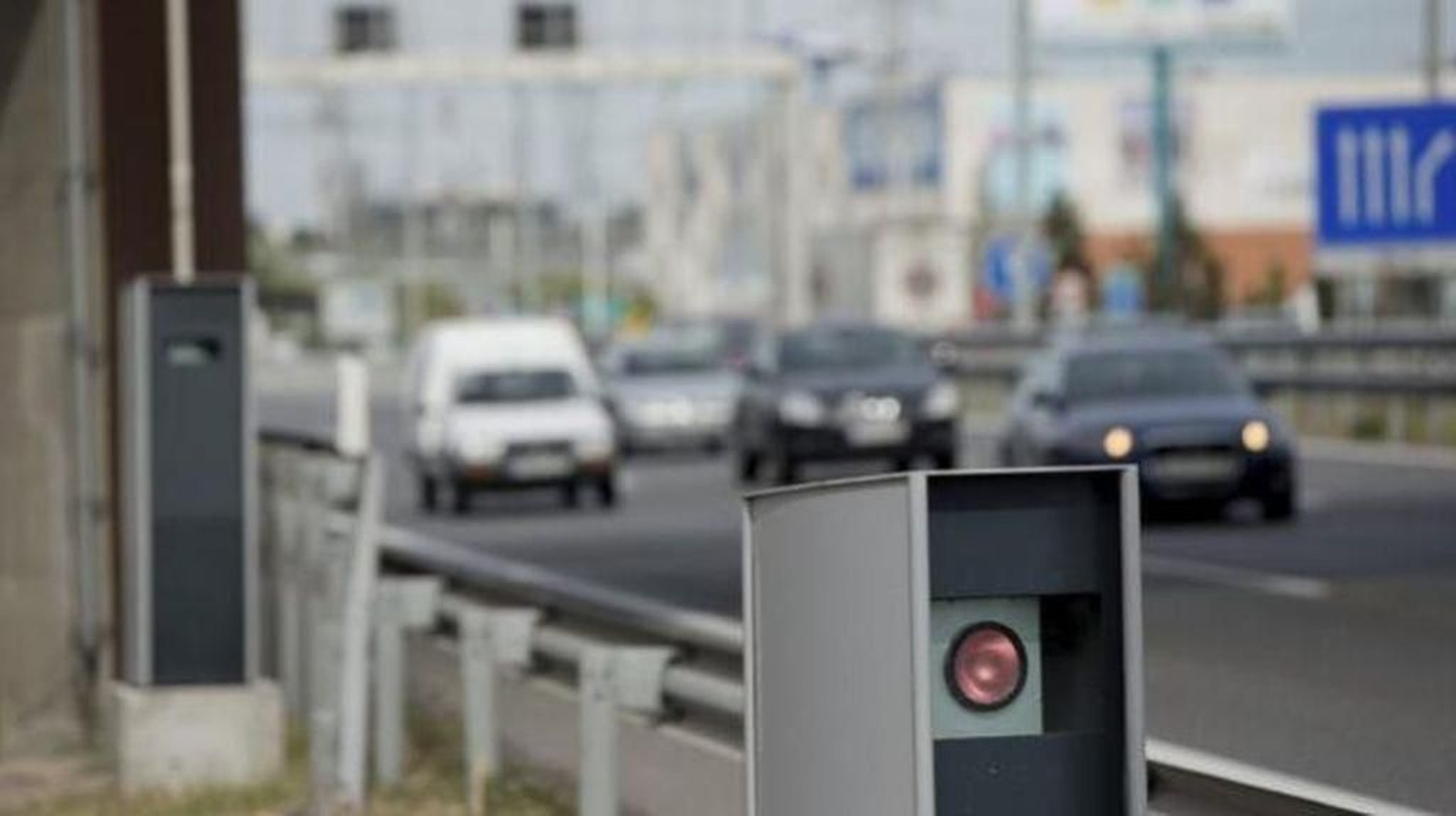 Uno de los radares fijo instalados por Tráfico en una carretera española.