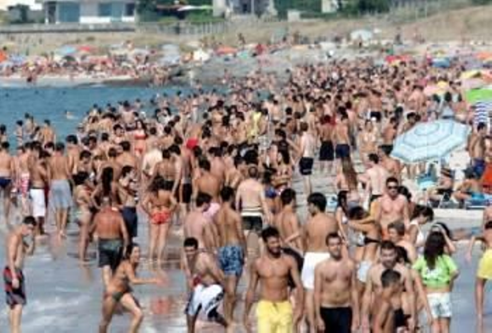 Bañistas en la playa de O Bao (Foto: ARCHIVO EFE)