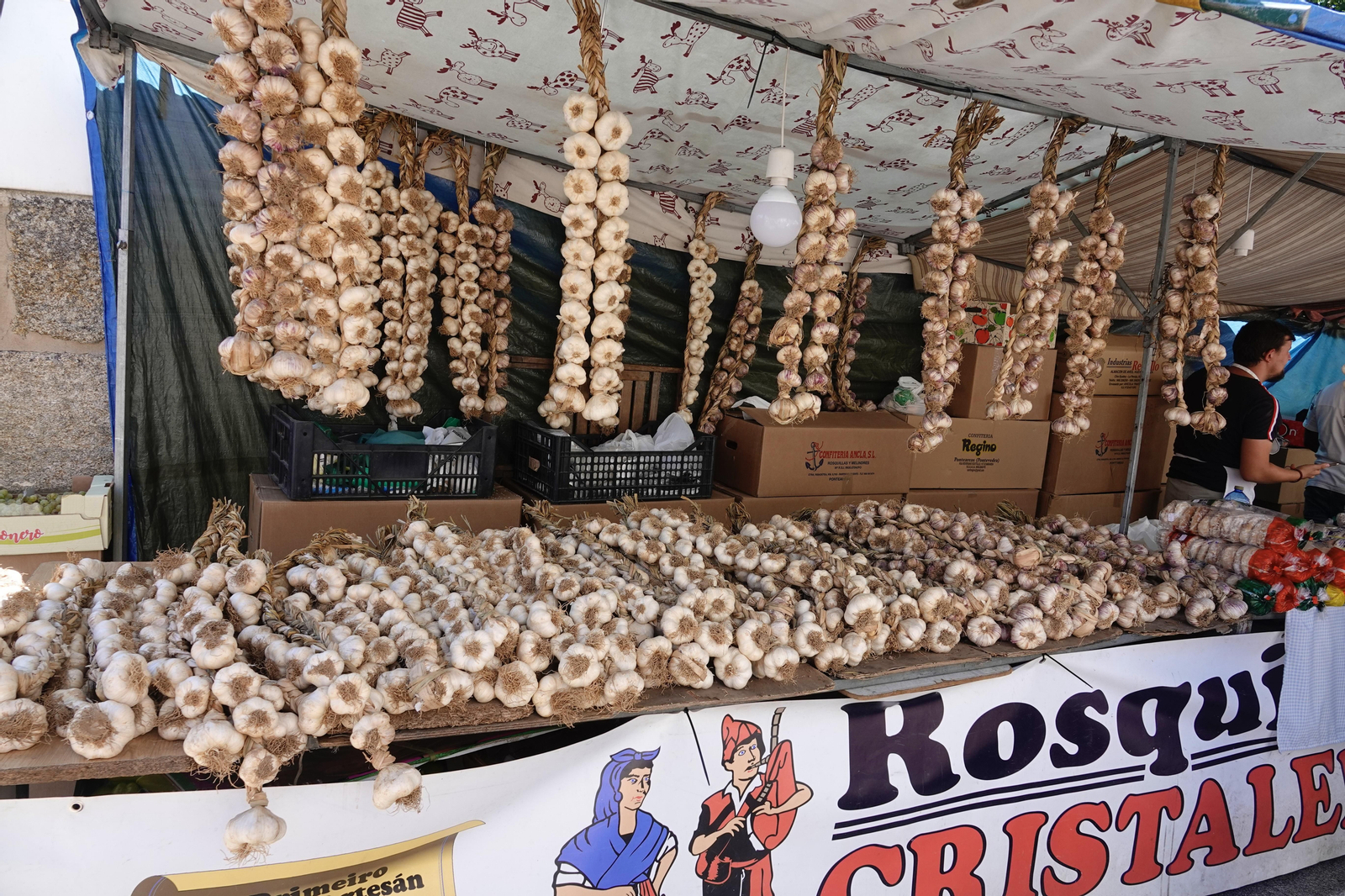 Puesto de venta de ajos en las fiestas de San Roque.