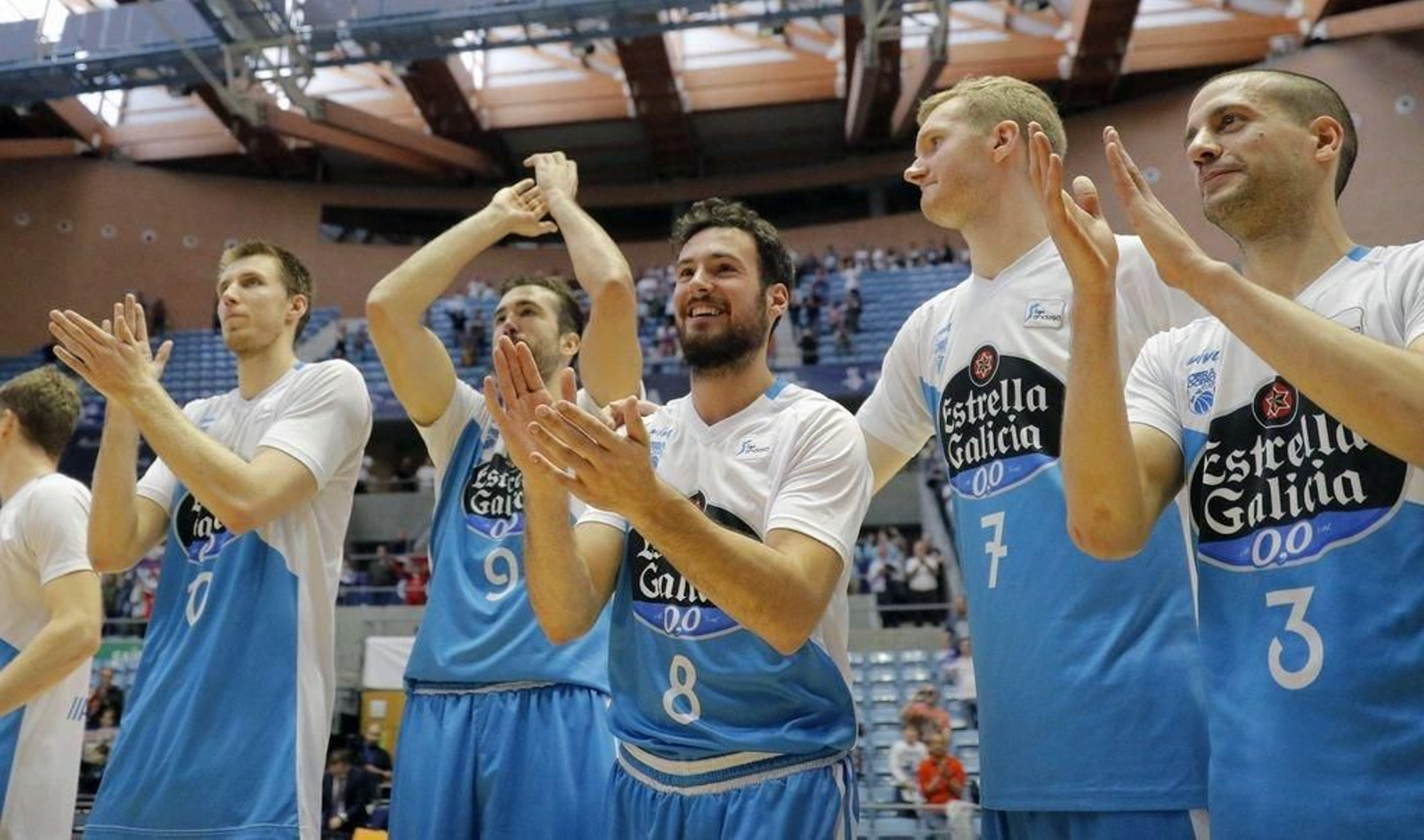 Los jugadores del Obradoiro aplauden a su afición.