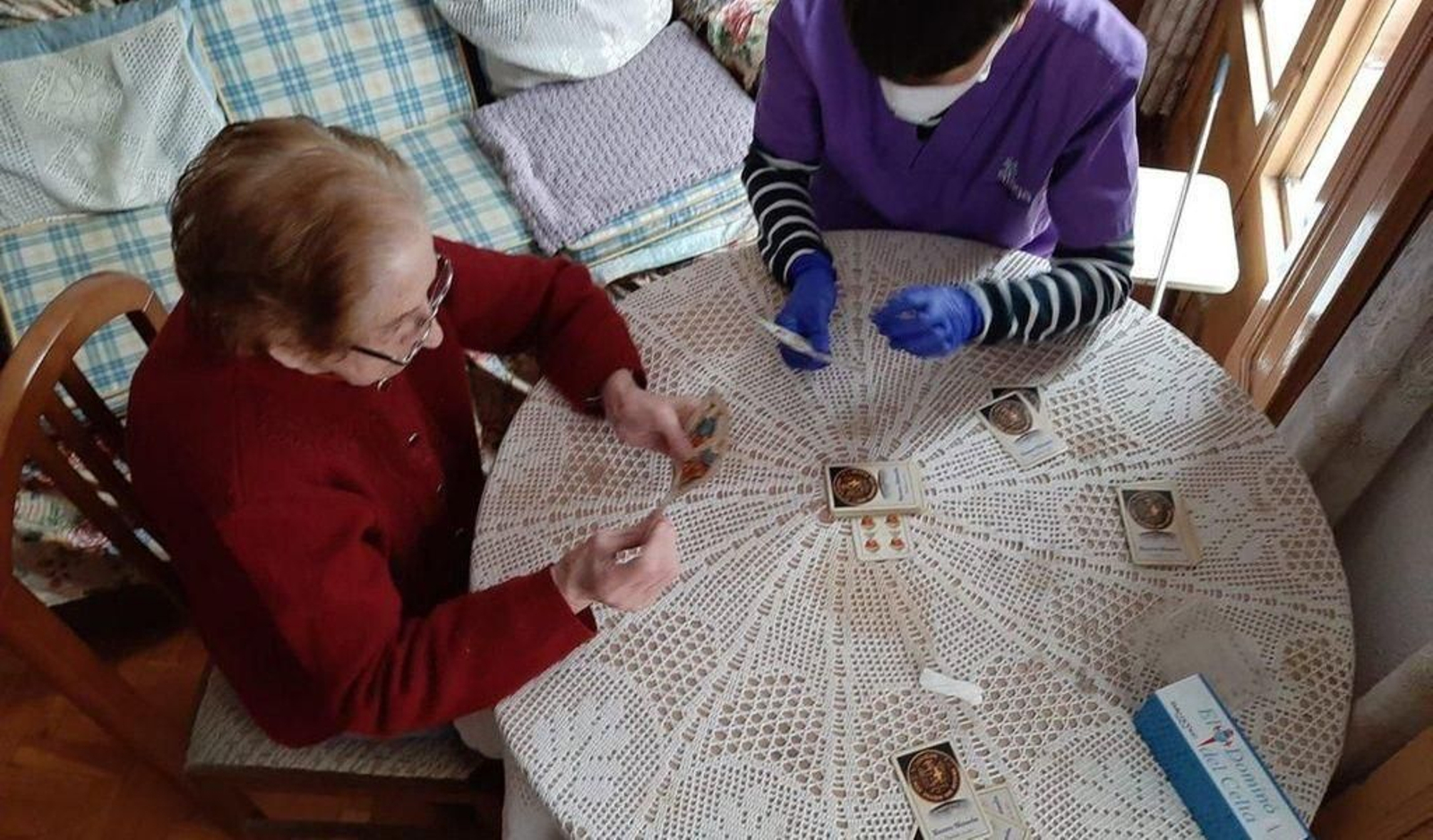 En Mos, personal de Afaga se traslada a los domicilios de enfermos de Alzhéimer y otras demencias.