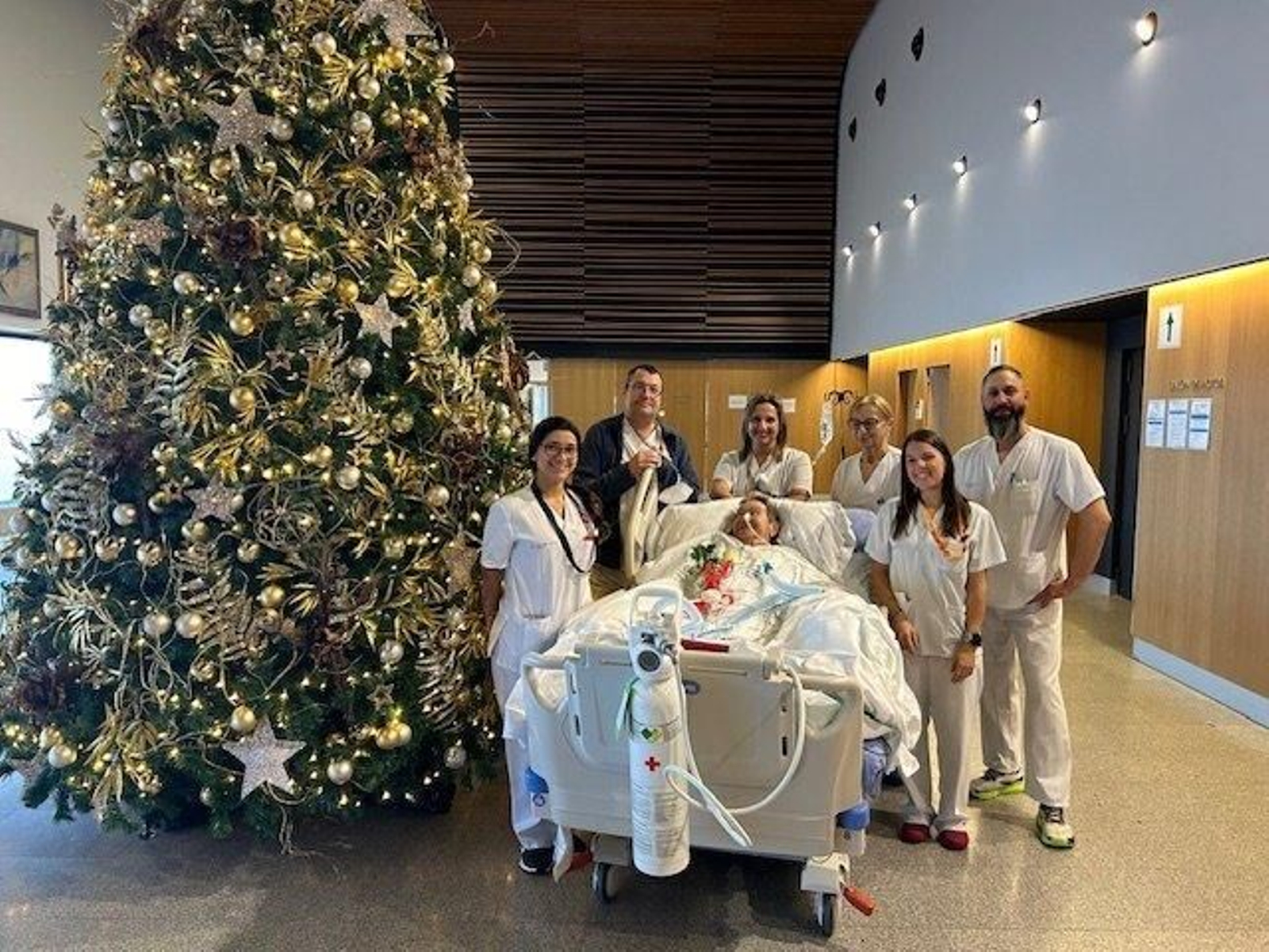 Mª del Carmen Aráujo, paciente de la UCI del Cunqueiro, en su salida al árbol de Navidad.