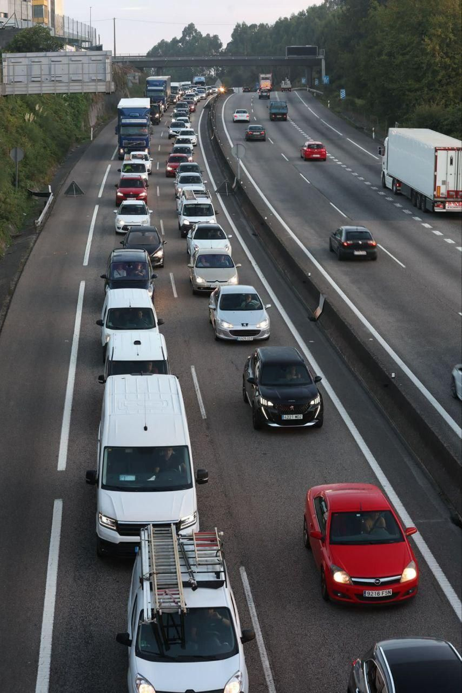 Retenciones por el accidente múltiple en Puxeiros. // Alberte