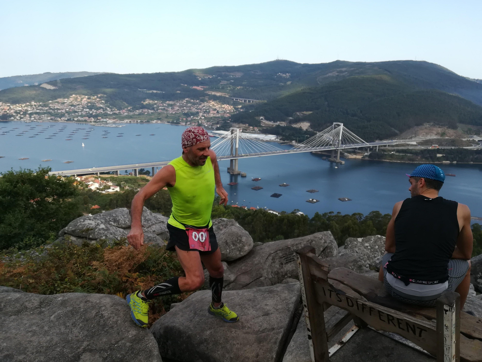 El trail pasó por el denominado 'mejor banco del mundo' en el Campo da Rata en Cedeira, desde donde todos los participantes pudieron contemplar la vista panorámica de la Ría.