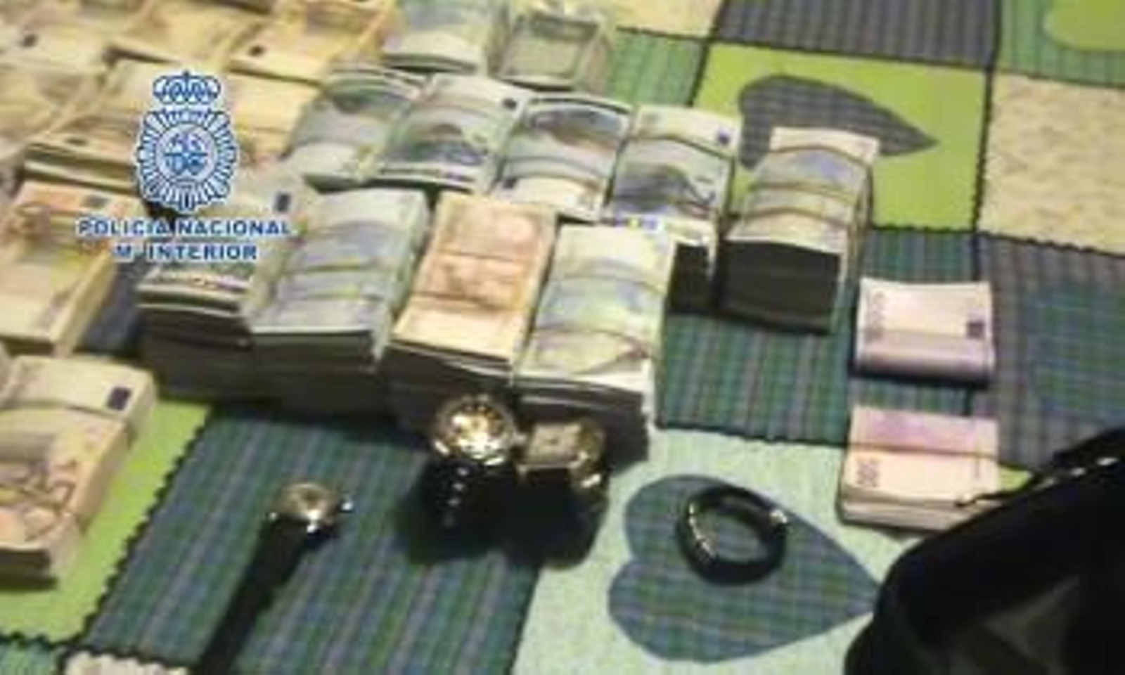 Fotografía facilitada por la Policía Nacional que ha desmantelado una red de locutorios que contrataban organizaciones de narcotraficantes para hacer llegar a Colombia los beneficios de la venta de drogas en España