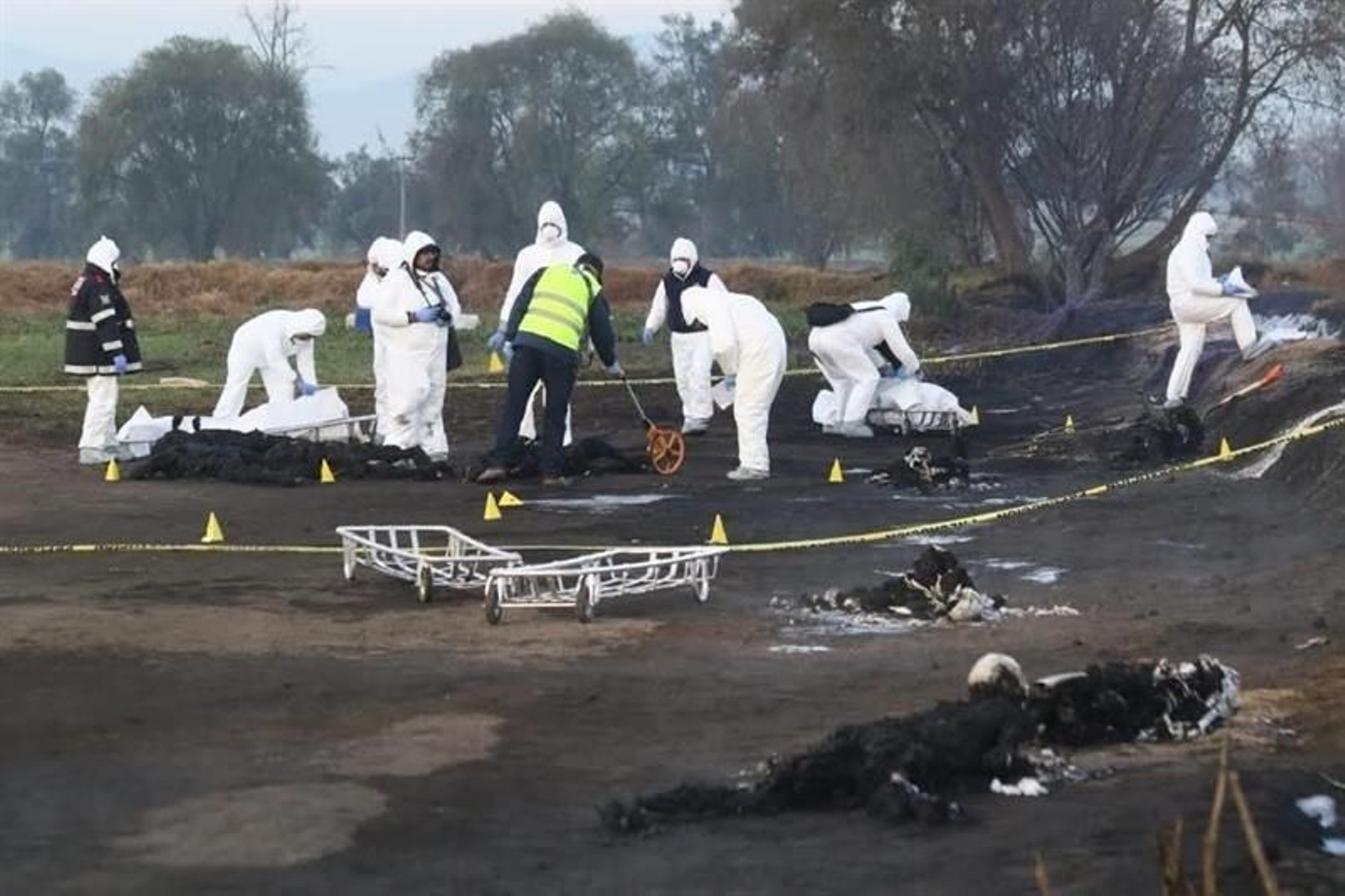 Sube a 73 cifra de muertos al explotar toma clandestina de gasolina en México