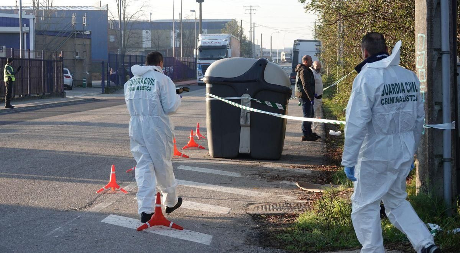 Agentes de la Guardia Civil, durante la inspección ocular llevada a cabo ayer en el lugar donde apareció el cuerpo.