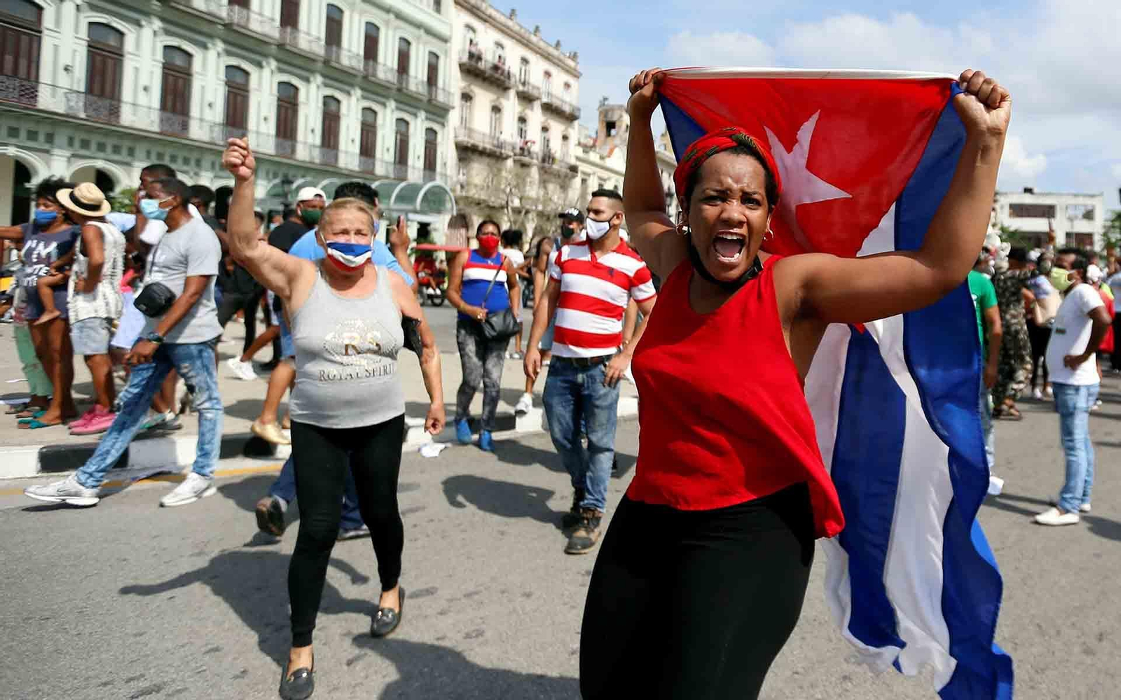 Cientos de cubanos salieron a las calles de La Habana al grito de "libertad". EFE/Ernesto Mastrascusa