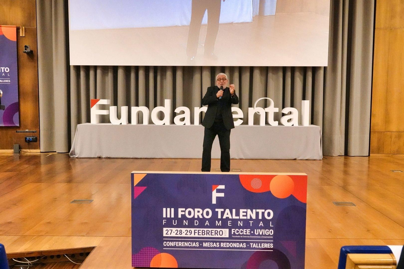 Leo Harlem en la feria empresarial en la facultad de económicas de la UVigo.