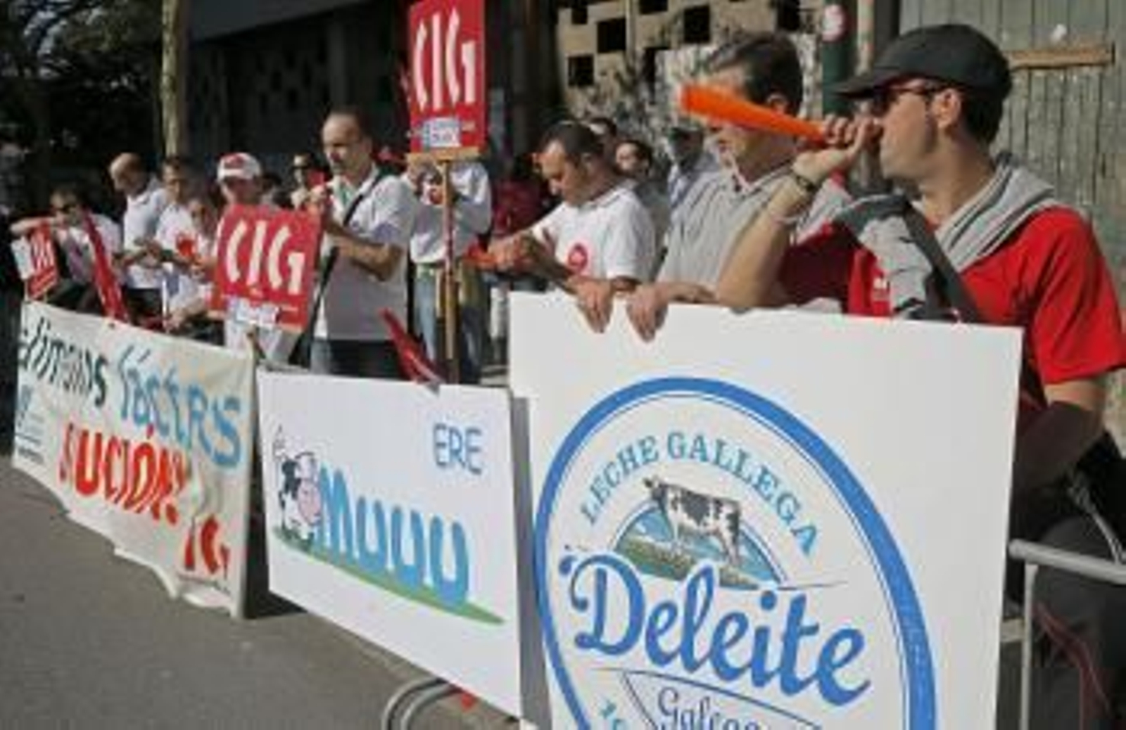 Un grupo de trabajadores de la empresa gallega 'Alimentos lácteos' se manifestaron a ante la sede del parlamento.