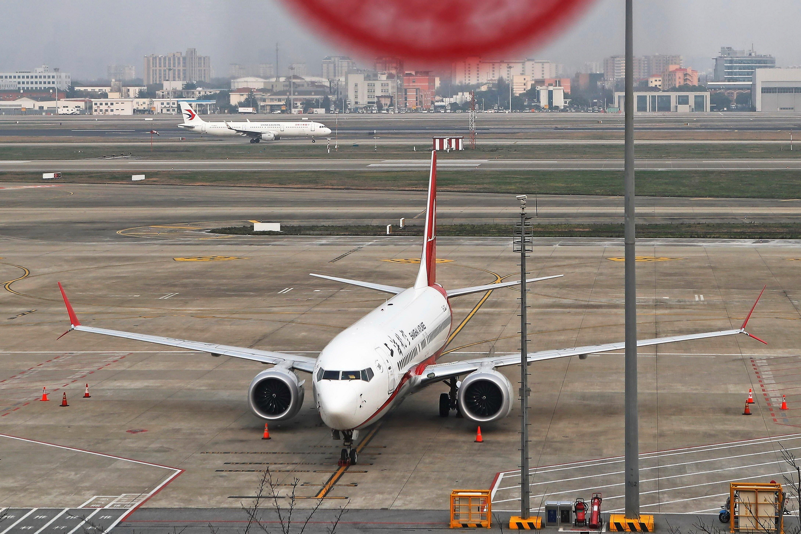 Un Boeing 737 estacionado en el aeropuerto de Shanghai en China.