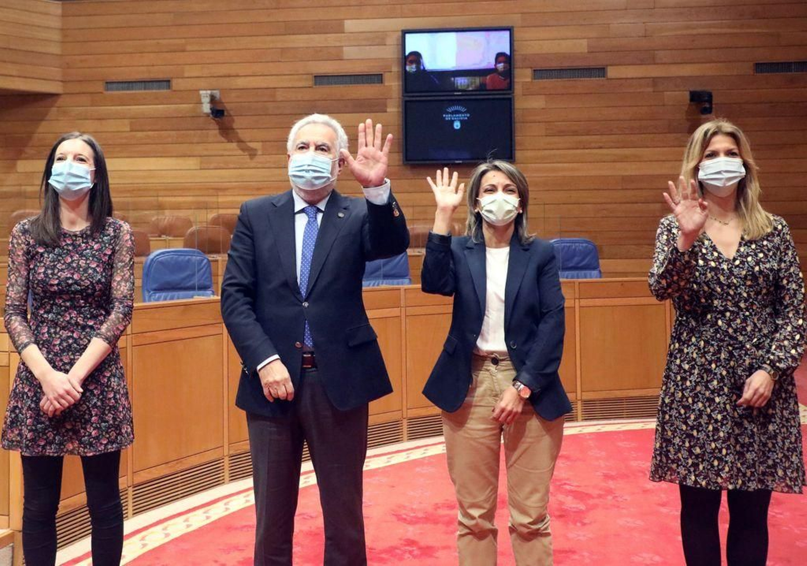 Santalices y Noelia Pérez saludan a los menores por vía telemática.