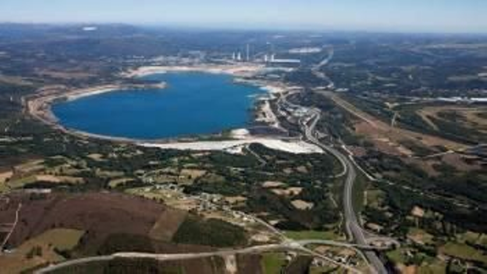 Vista aérea del lago de la localidad coruñesa de As Pontes. (Foto: ARCHIVO)
