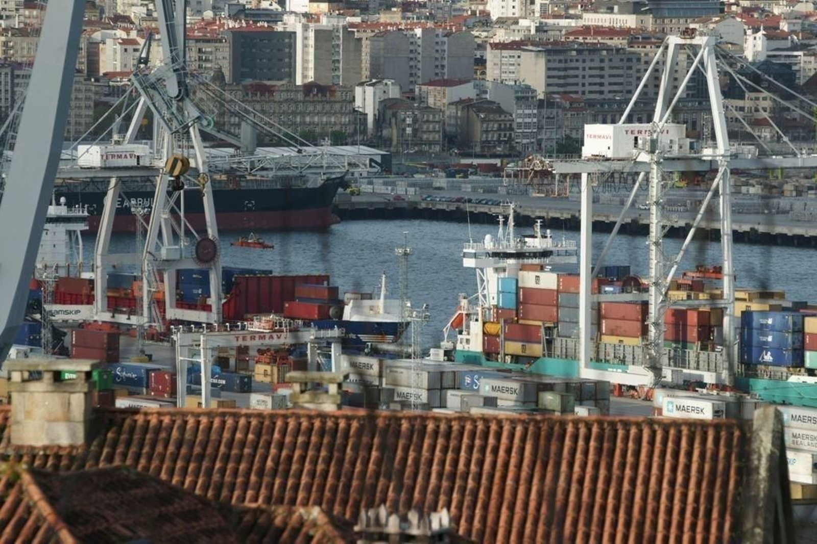 Cosco realiza el servicio a Vigo con un "feeder", un barco de cabotaje.