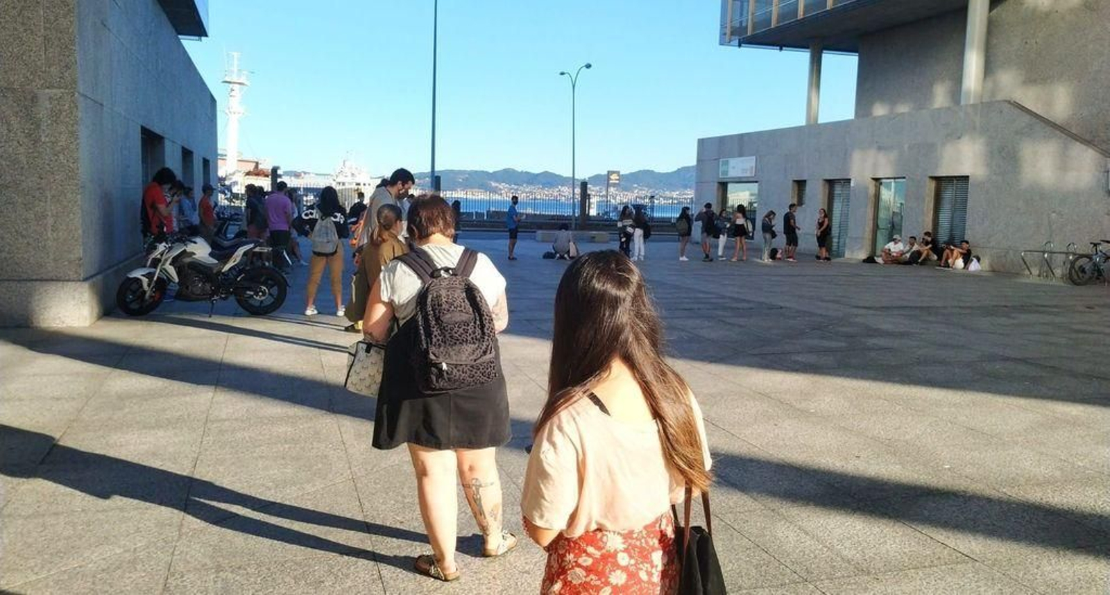 Colas en la biblioteca del Auditorio de Beiramar antes de abrir.