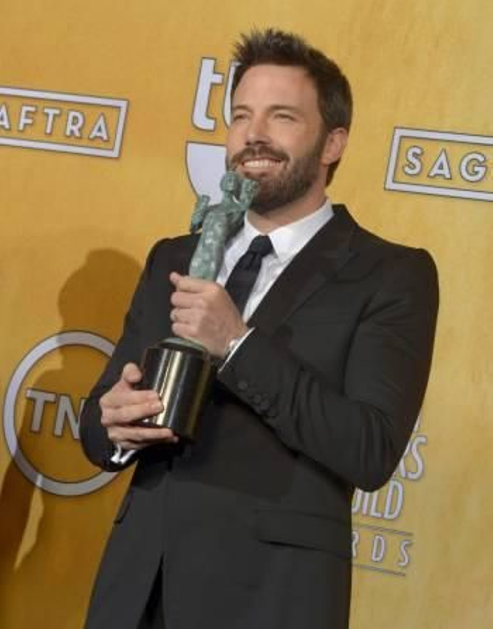 Affleck posa con su premio. (Foto: PAUL BLUCK)