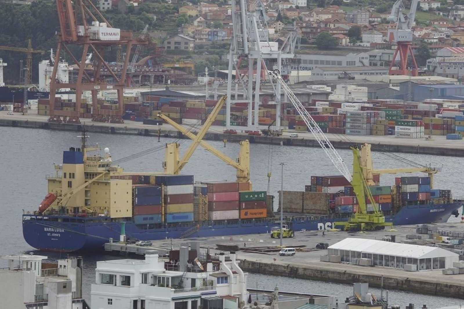 Un portacontenedores estibando ayer en el muelle Transversal, en la terminal comercial.
