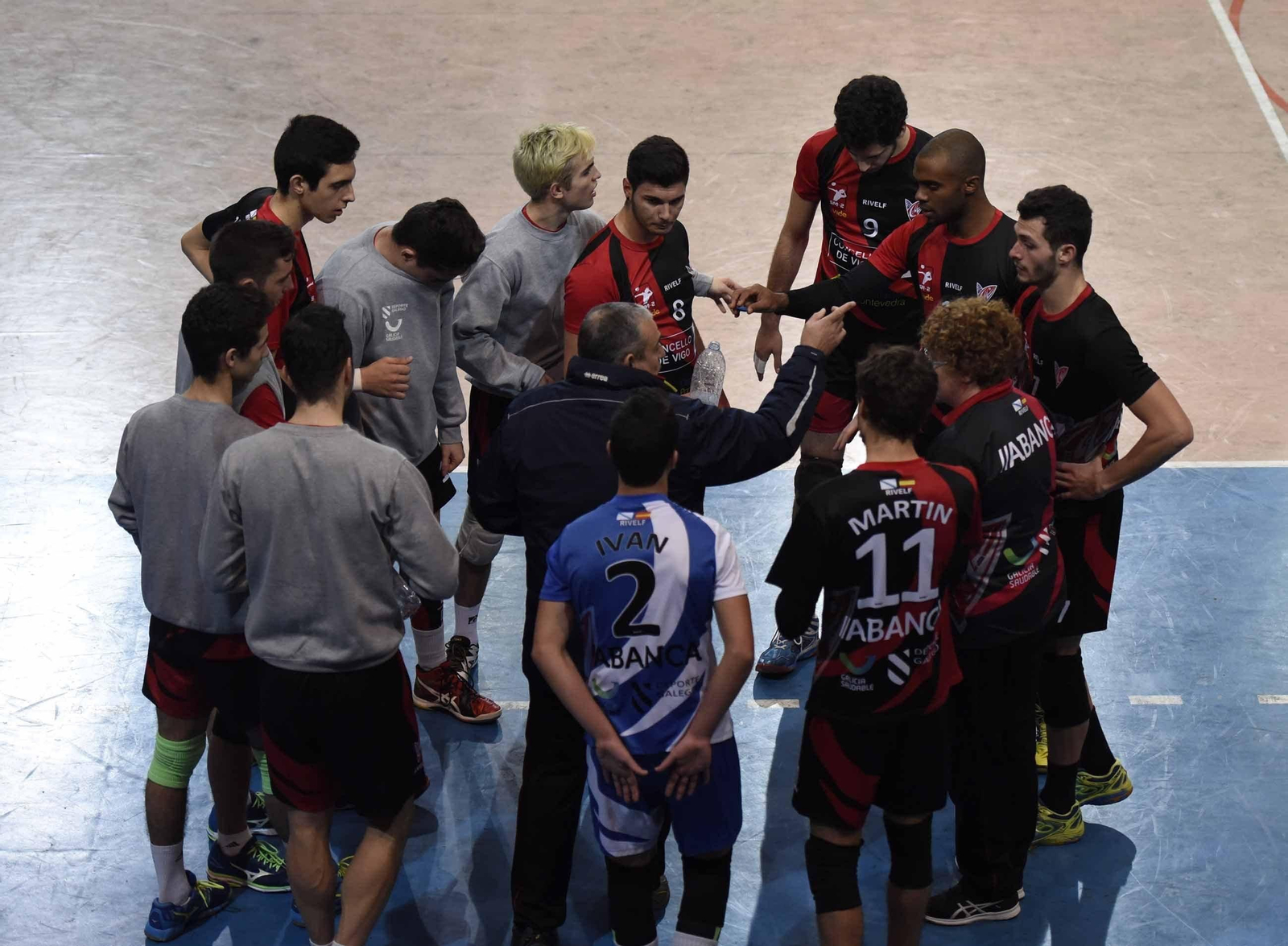 Suso Penedo da instrucciones a sus jugadores en un partido de la temporada pasada en Coia.