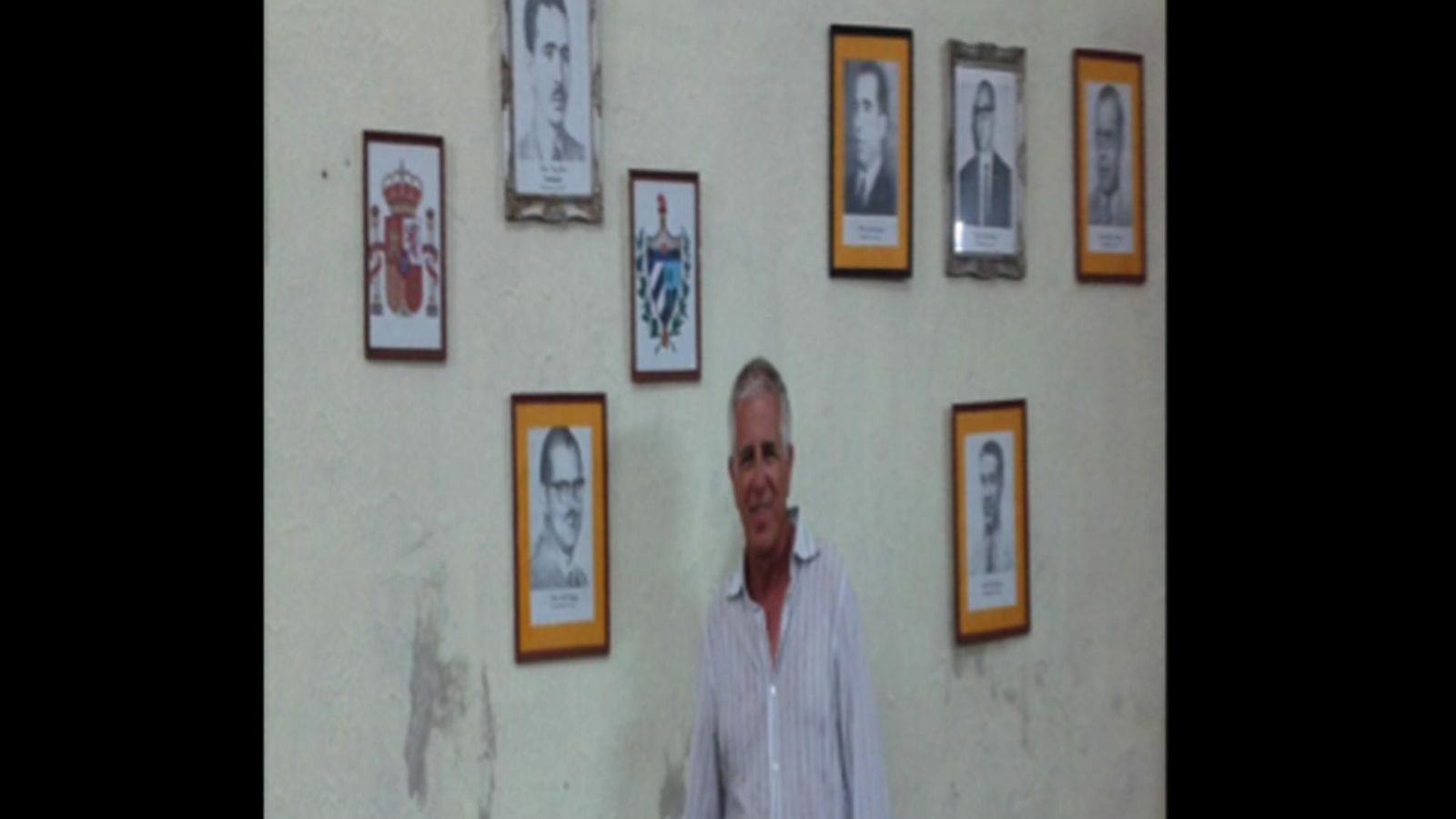 Cuba Camilo Vila jr. ante el retrato de su padre web