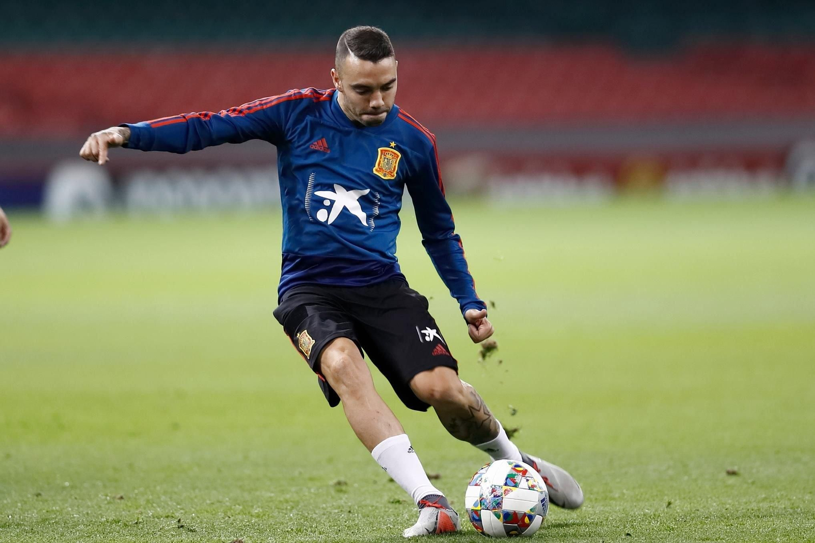 Iago Aspas golpea el balón, ayer, en el entrenamiento de la selección española en Cardiff.