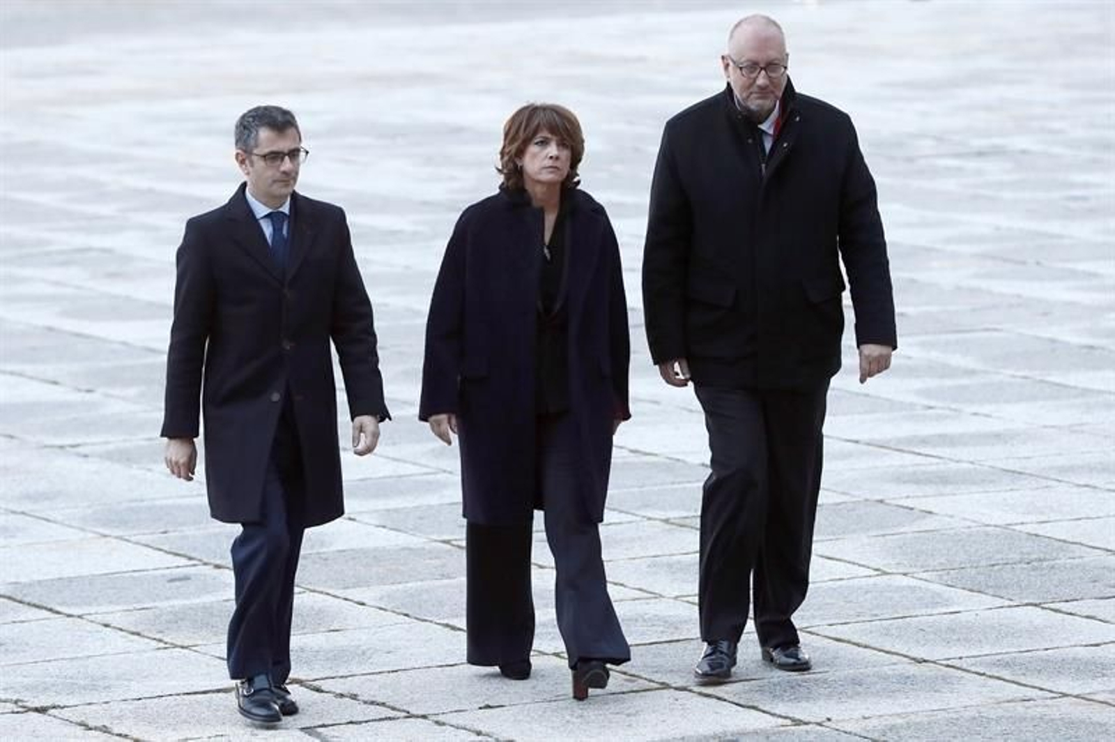 El secretario general de la presidencia del Gobierno, Felix Bolaños (i), la ministra en funciones de Justicia, Dolores Delgado (c) y el subsecretario del Ministerio de presidencia, Antonio Hidalgo López (d) a su llegada al Valle de los Caídos