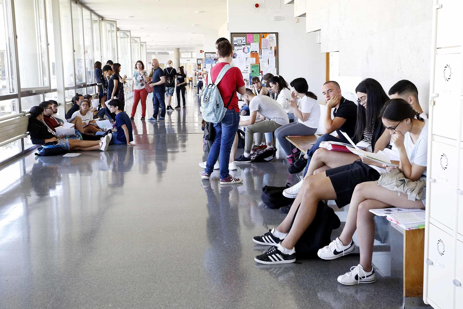 Alumnos en la facultad de económicas // Lanfoco