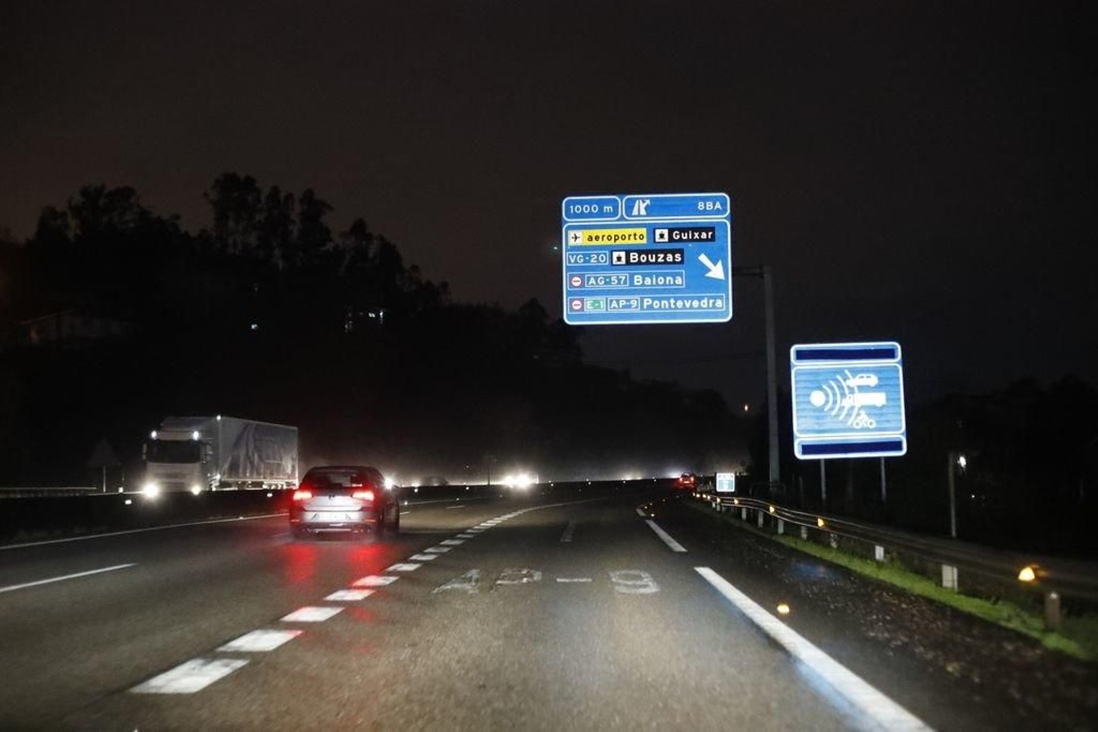 El nudo de comunicaciones de Puxeiros, pese a su denso tráfico, está a oscuras para los conductores.