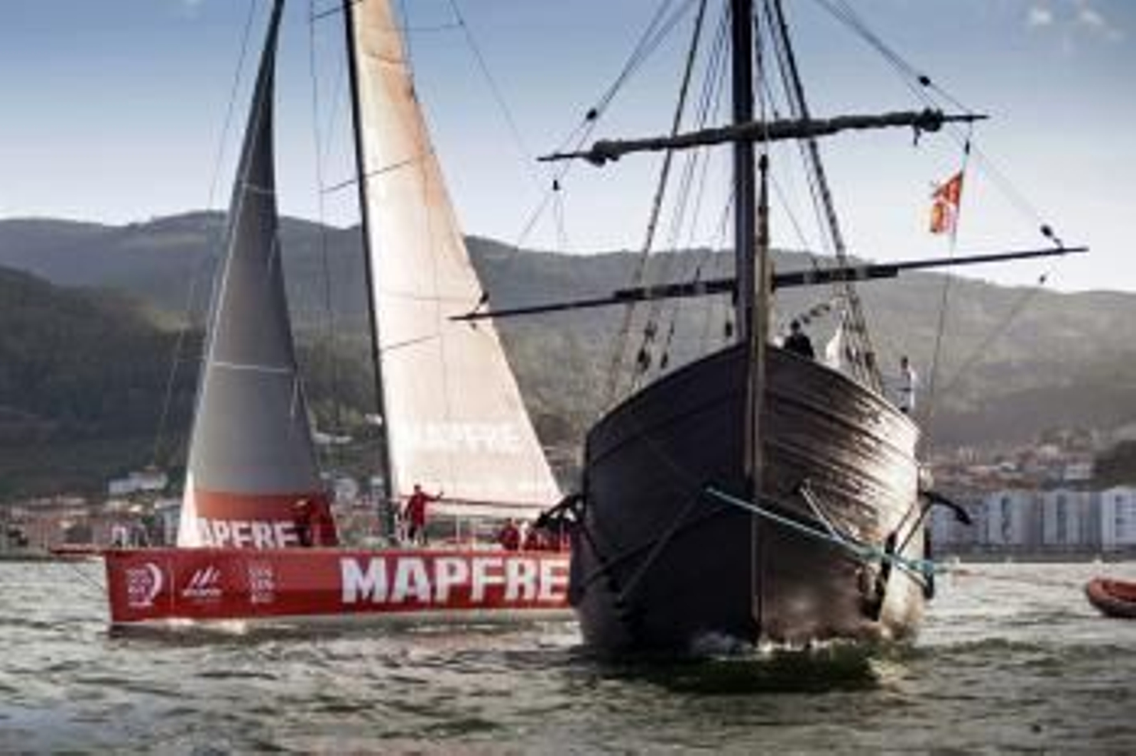 El 'VO 70 Mapfre', en su encuentro con la carabela 'Pinta' ayer en Baiona.