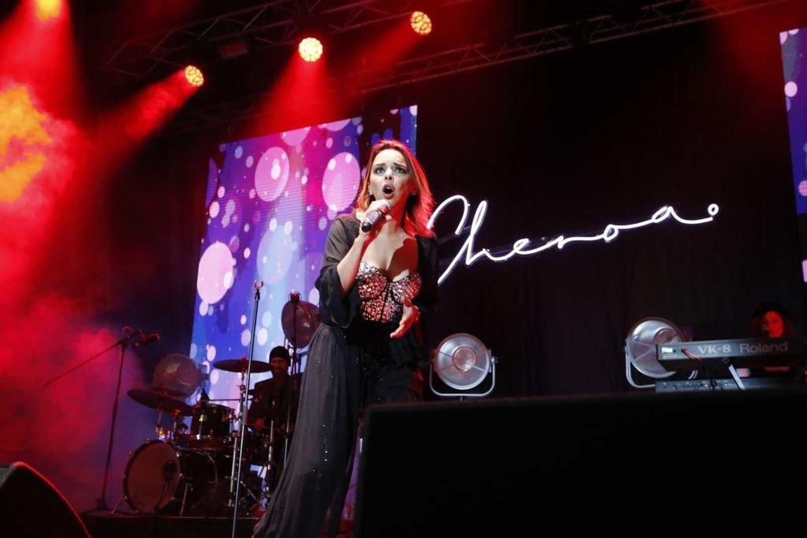 Chenoa deslumbró al público vigués con su habitual energía sobre el escenario con canciones tan populares como "Atrévete","Cuando tú vas" o su 		       último single, "A mí manera"