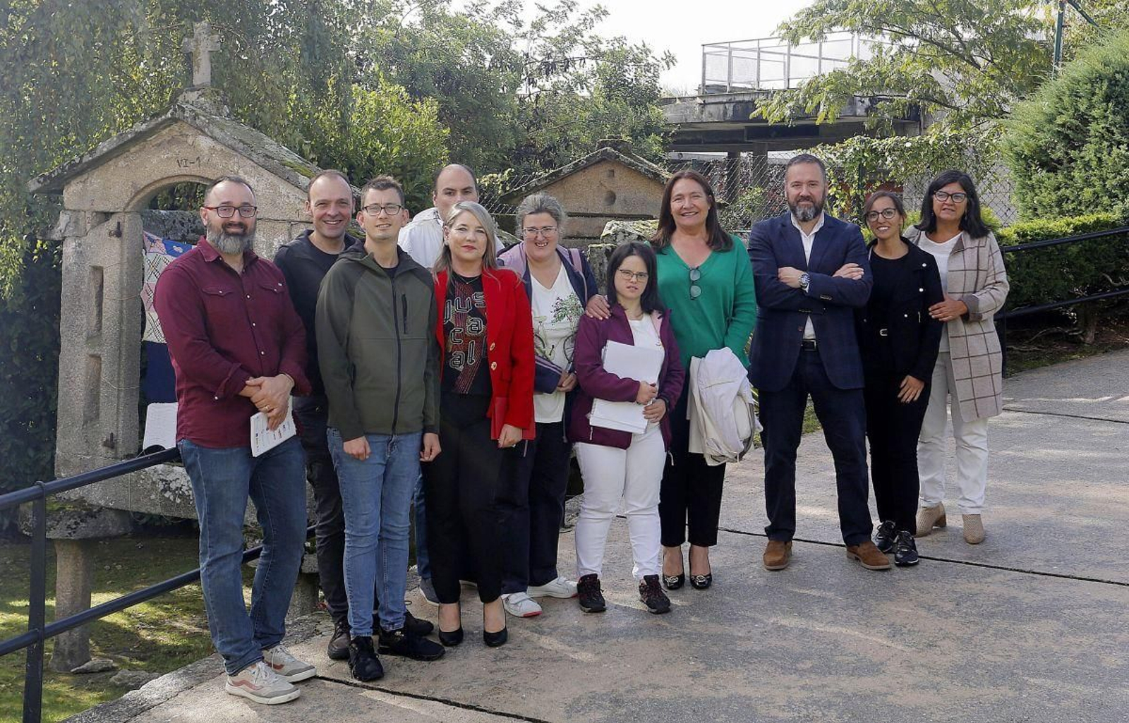Personal y trabajadores en la visita al Centro Sociocomunitario Rivera Atienza.