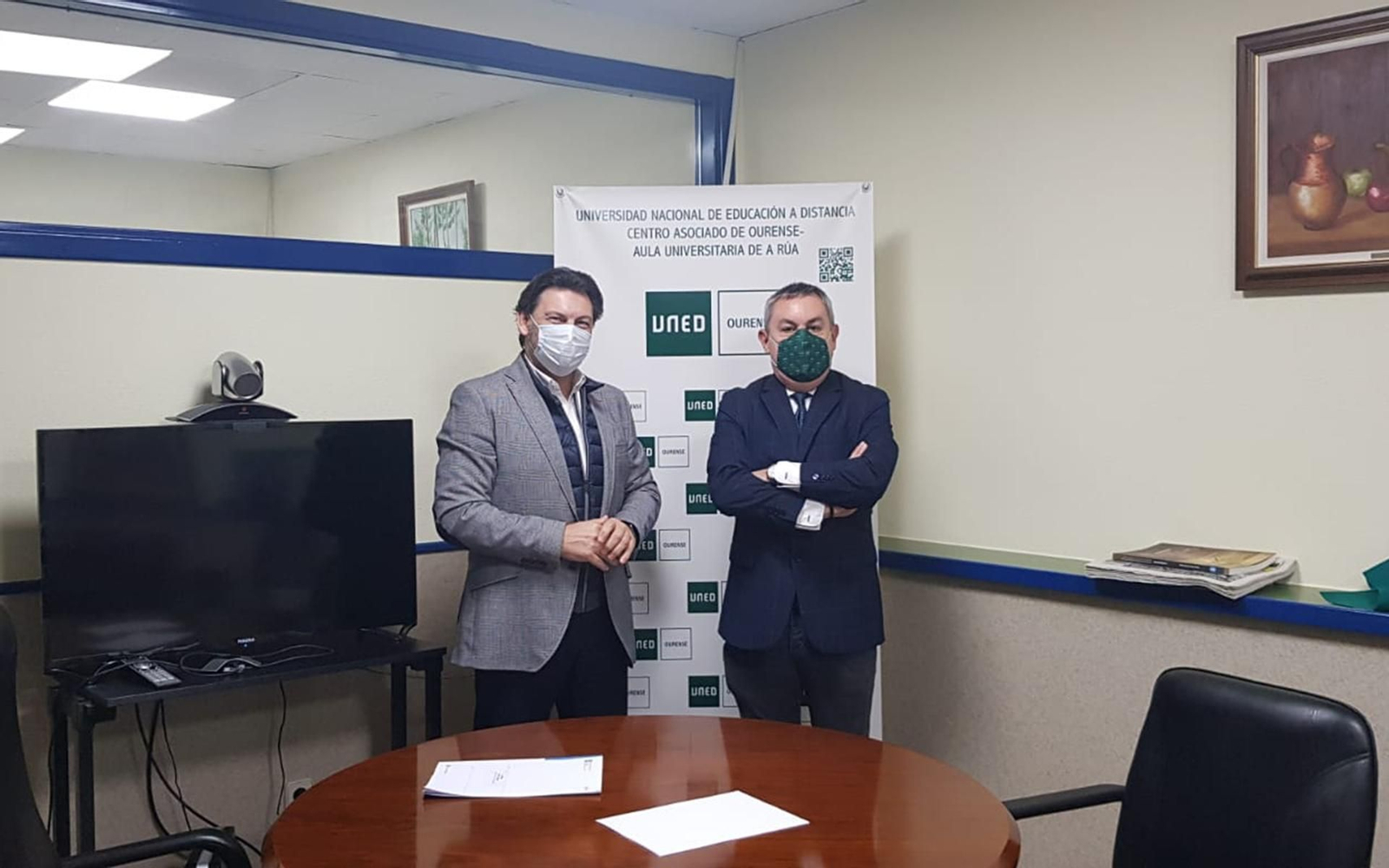 En la imagen, el secretario xeral da Emigración y el director del Centro Asociado de la UNED en Ourense