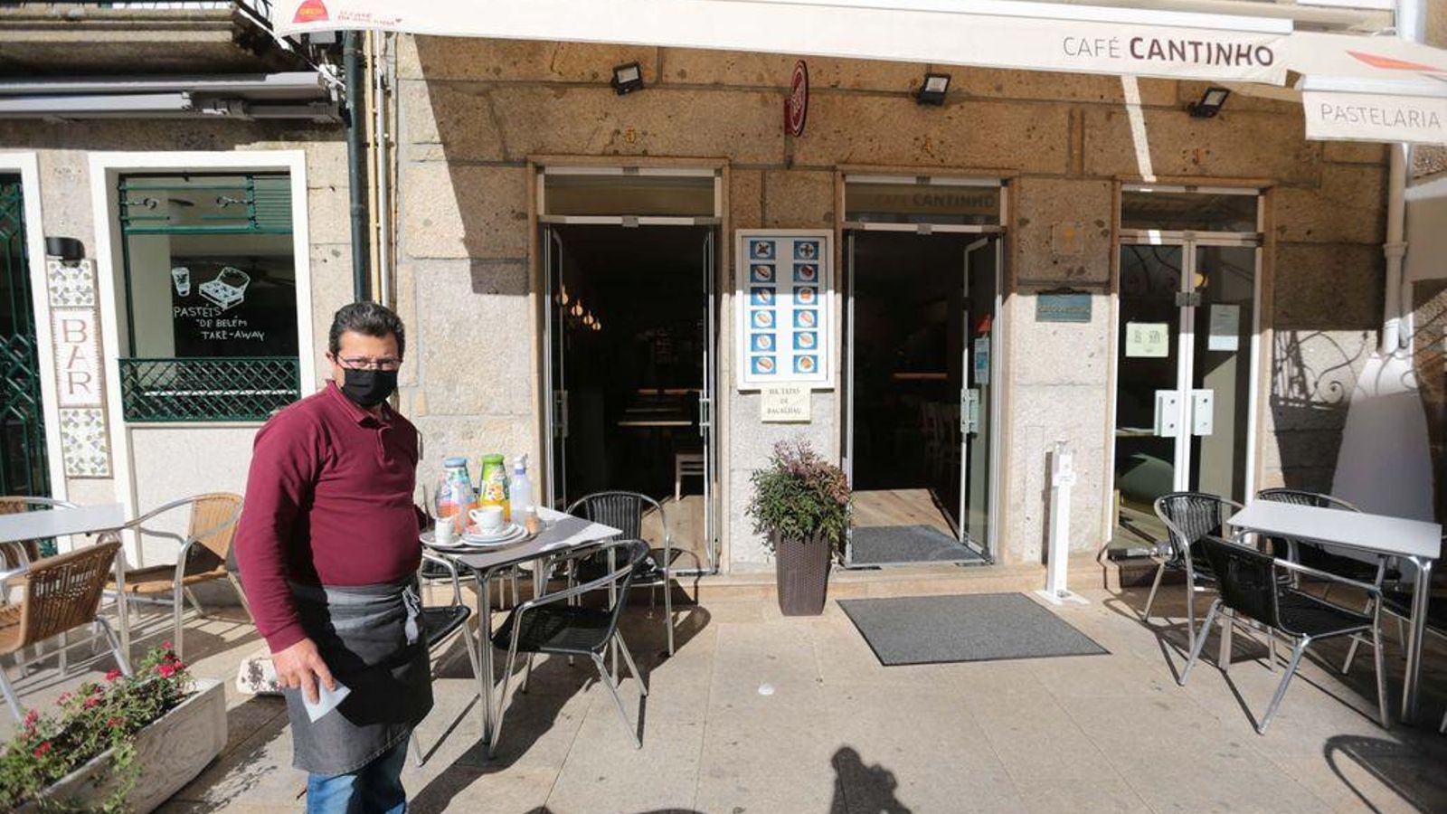 Adelino trabaja hace 30 años en la fortaleza.