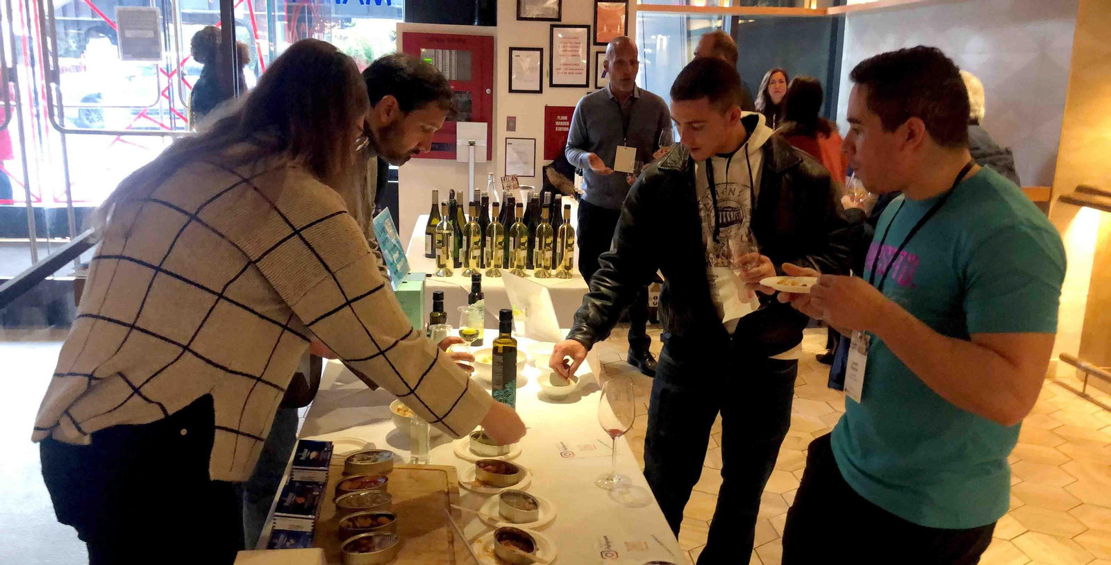 Varias personas catan productos y vino españoles durante el evento "Spain Great Match". EFE/ Javier Otazu