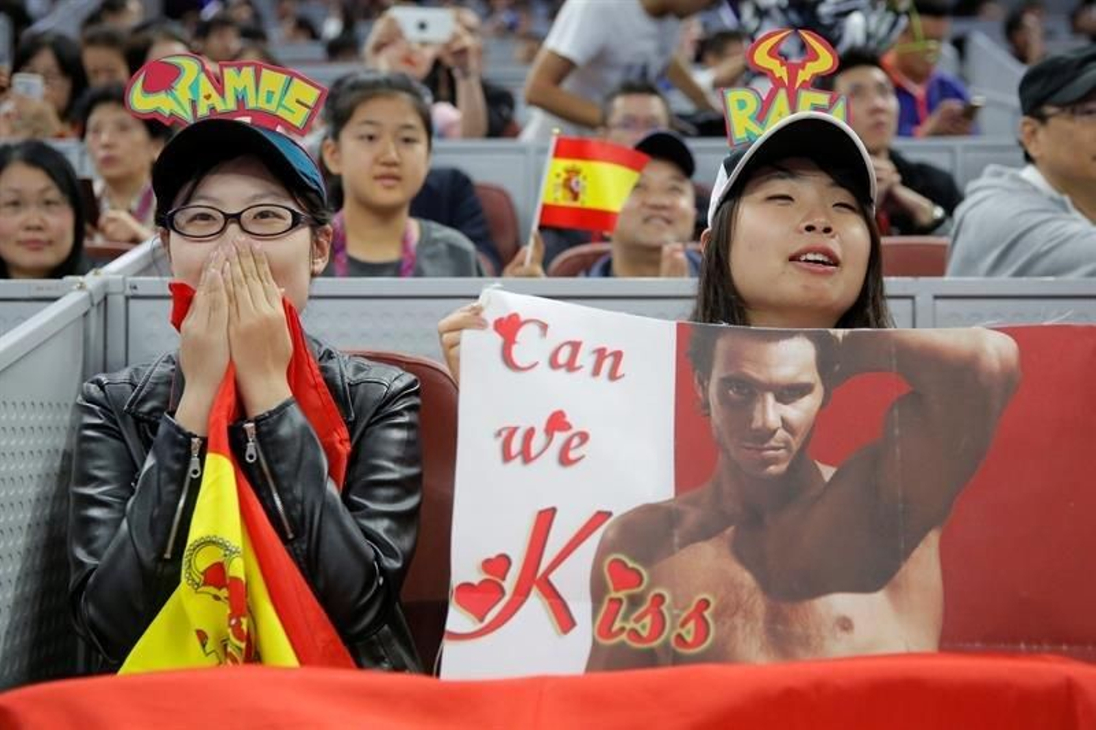 Unas aficionadas chinas animan al tenista español Rafael Nadal