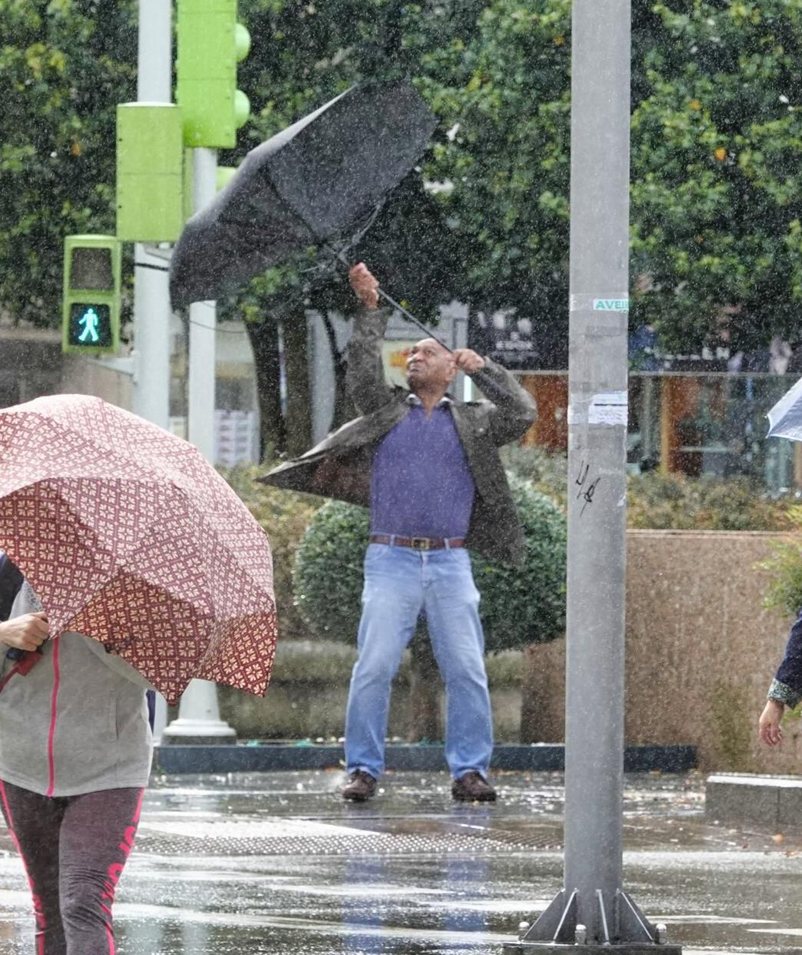 Un ciudadano a punto de echar a volar en Vigo con su paraguas.