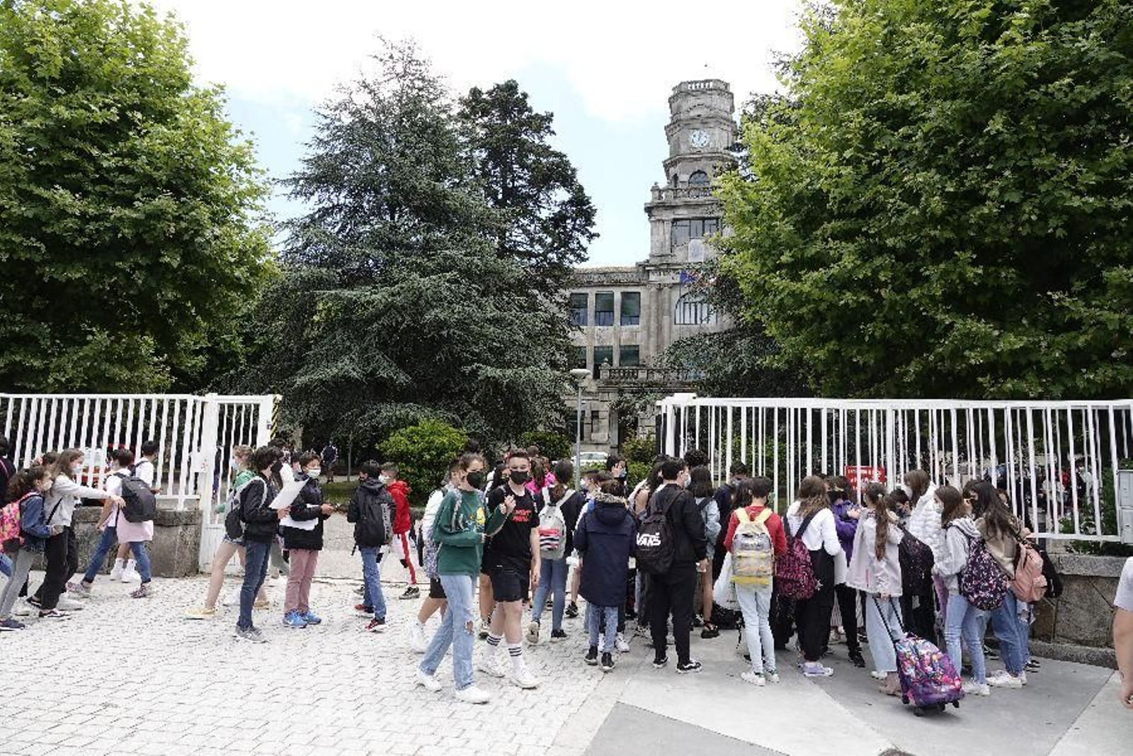 El curso del covid se despide con abrazos. // Vicente Alonso